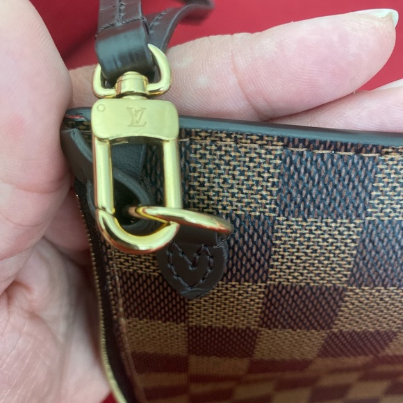 ⭐️SOLD⭐️ Louis Vuitton Damier Wristlet - Picture 6 of 7